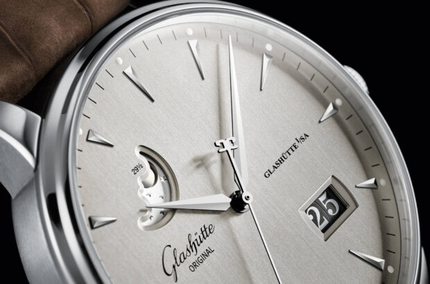 Fase lunar sofisticada El indicador de fase lunar está elaborado con todo detalle a mano en nuestra manufactura. Un cuidadoso fresado con diamante reproduce la elegante curva de la luna, cuya silueta convexa aparece realzada por un cielo estrellado azul galvanizado. 