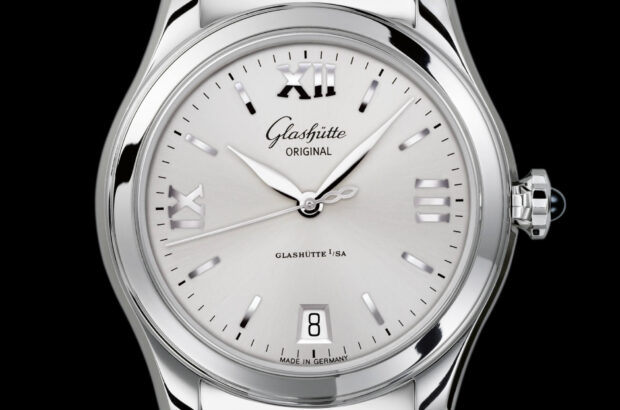 Edelstahl-Gehäuse Poliertes Gehäuse aus Edelstahl mit Saphirglasboden, Krone mit Onyx-Cabochon 