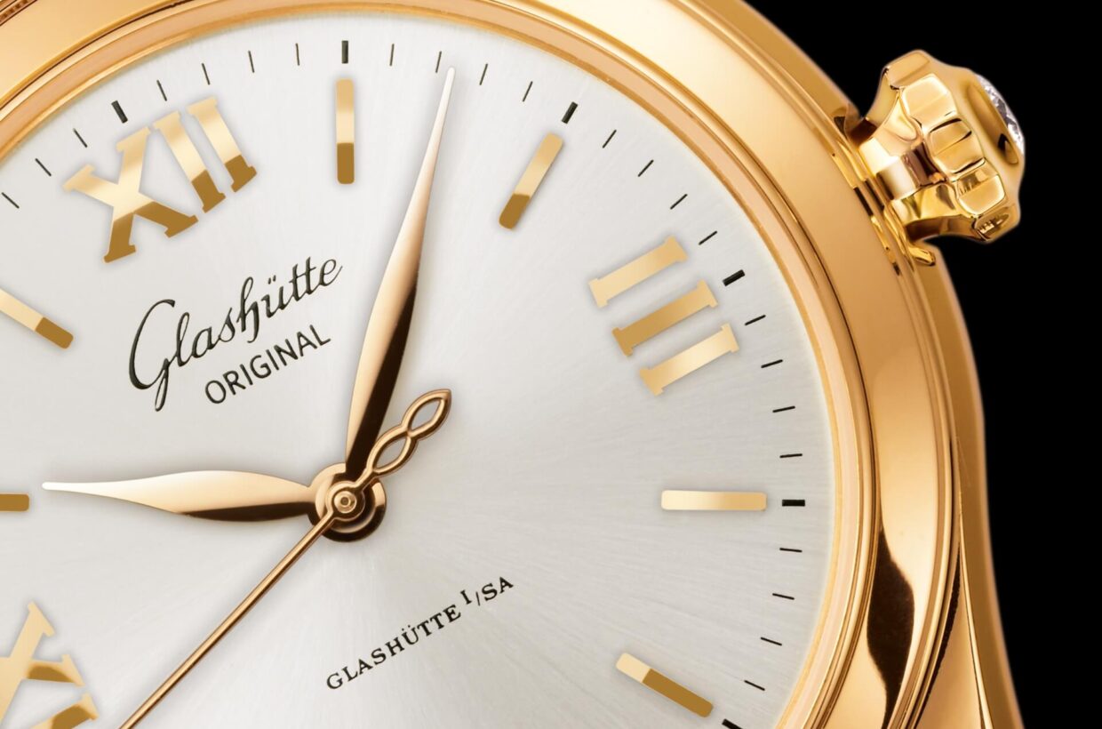 Dial with sunray finish