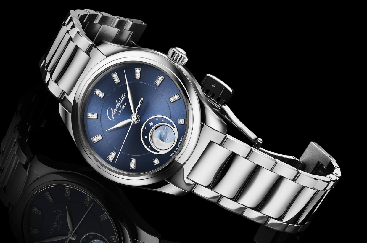 Feminine and elegant in steel