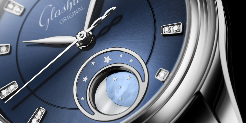 Moon phase with a new face