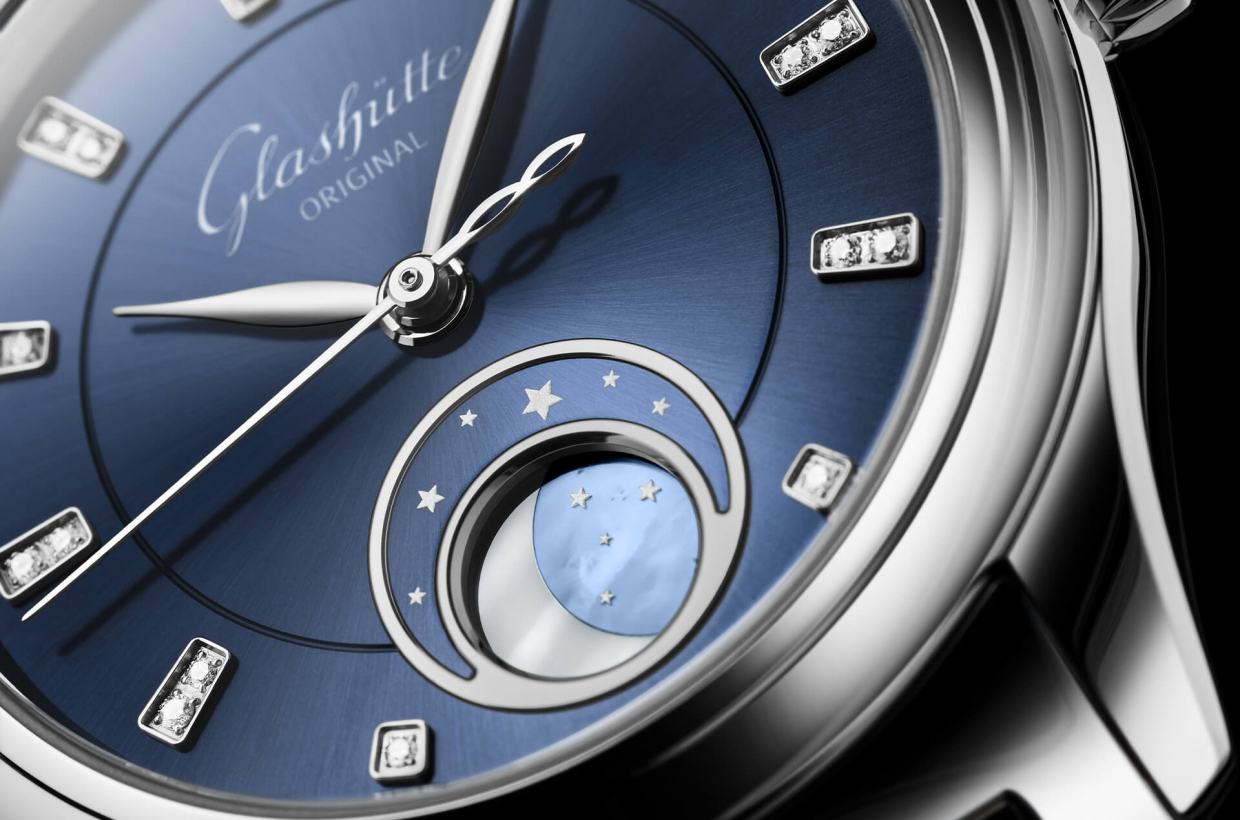Moon phase with a new face