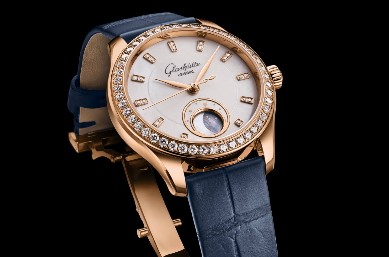 Iridescent mother-of-pearl dial
